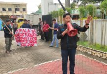 Bantuan Presiden Jokowi di Pulau Liukang Tangaya di Sunat, Himalaya Geruduk Kejari Pangkep FOTO: Sejumlah mahasiswa Liukang Tangaya atau Himalaya datangi Kantor Kejaksaan Negeri Pangkep di jalan trans nasional Makassar-Pangkajene kepulauan. Jumat (27/1/2023)