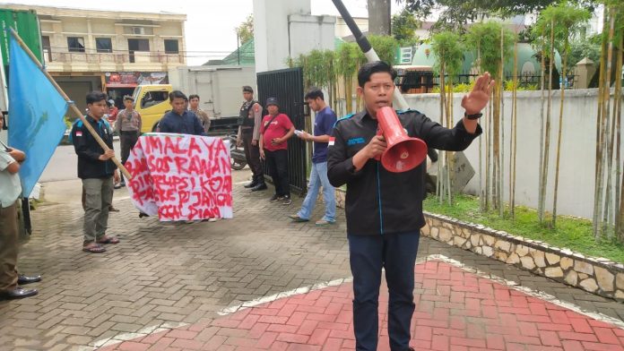 FOTO: Sejumlah mahasiswa Liukang Tangaya atau Himalaya datangi Kantor Kejaksaan Negeri Pangkep di jalan trans nasional Makassar-Pangkajene kepulauan. Jumat (27/1/2023)