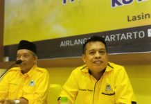 DPD Golkar Makassar Gelar Orientasi Pengurus Kecamatan, Lhomba: Kader Harus Punya Militansi FOTO: Kiri Pengurus DPD II Golkar Makassar, Wakil Ketua Kaderisasi dan Keanggotaan A. Mallombasi Hamka, SS .M.si di kegiatan orientasi pengurus dan pimpinan kecamatan (Pimcam) se kota makassar di Sekretariat golkar kota makassar. Sabtu (28/1)