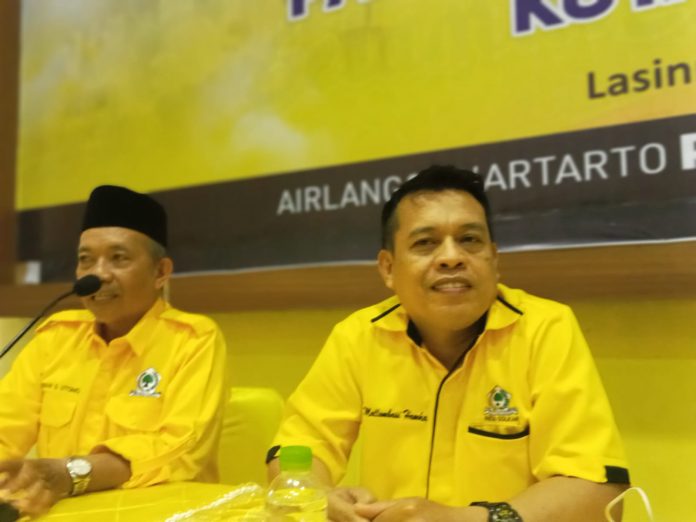 FOTO: Kiri Pengurus DPD II Golkar Makassar, Wakil Ketua Kaderisasi dan Keanggotaan A. Mallombasi Hamka, SS .M.si di kegiatan orientasi pengurus dan pimpinan kecamatan (Pimcam) se kota makassar di Sekretariat golkar kota makassar. Sabtu (28/1)