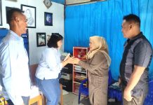 Hari Libur Perwira Yonmarhanlan VI Makassar Anjangsana ke Rumah Prajurit Sarang Petarung FOTO: Dan Ton 1 Kipan Letnan Dua Marinir Ronny Anto Damima melaksanakan Anjangsana kerumah Sertu Marinir Salahuddin M. di Perumahan Dinas TNI AL Dewaruci Blok C2 No. 52 Makassar, Sabtu (28/1/2023).