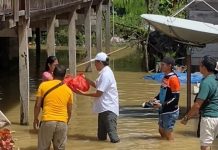 Jadi Langganan Banjir, Andi Rahim Beberkan Strategi Atasi Banjir di Luwu Utara FOTO: Andi Rahim saat memberi bantuan ke korban bencana banjir di Kecamatan Baebunta Selatan pada 2022 silam lalu.