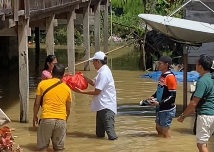 FOTO: Andi Rahim saat memberi bantuan ke korban bencana banjir di Kecamatan Baebunta Selatan pada 2022 silam lalu.