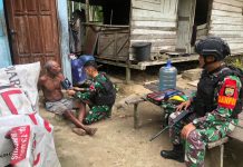 Anjangsana Prajurit Bima Sakti Ke Kampung Wambes FOTO: Pos Wambes Satgas Pamtas Yonif 132/BS melakukan kunjungan ke kediaman Ondoafi Bpk Anton Numberi Di Kp.Wambes, Distrik Mannem, Kab.Keerom, Prov. Papua. Pada Hari Minggu (29/01/2023).