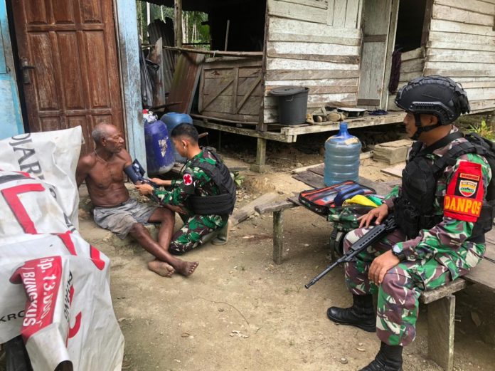 FOTO: Pos Wambes Satgas Pamtas Yonif 132/BS melakukan kunjungan ke kediaman Ondoafi Bpk Anton Numberi Di Kp.Wambes, Distrik Mannem, Kab.Keerom, Prov. Papua. Pada Hari Minggu (29/01/2023).