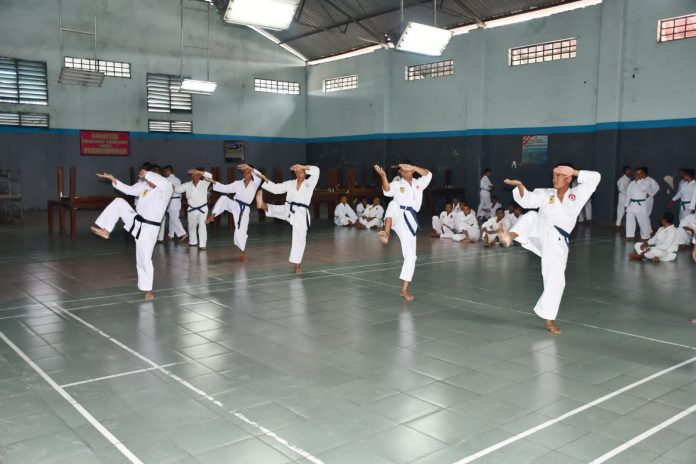 FOTO: Yonmarhanlan VI Makassar laksanakan uji materi karate di GOR Candrasa Lantamal VI Jalan Yos Sudarso No.308 Kota Makassar. Senin (30/01/2023).