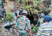 Aksi Cepat Tanggap Bencana, Satgas Yonif Raider 321/GT Gotong Royong Perbaiki Akses Jalan Utama Bersama Warga FOTO: Bersama Masyarakat Satgas Yonif Raider 321/GT/13/1 Kostrad melaksanakan pembersihan akses jalan utama di Distrik Dal, Kabupaten Nduga, Papua.