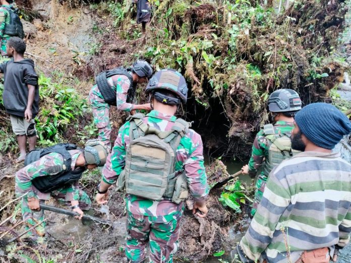 FOTO: Bersama Masyarakat Satgas Yonif Raider 321/GT/13/1 Kostrad melaksanakan pembersihan akses jalan utama di Distrik Dal, Kabupaten Nduga, Papua.