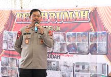 Kapolda Sulsel Bedah Rumah Keluarga Buruh Tani di Desa Tamanyeleng Gowa FOTO: Kapolda Sulawesi Selatan Irjen Pol. Drs Nana Sudjana melaunching bedah rumah di Dusun Mannyoi Desa Tamanyeleng Kecamatan Barombong Kabupaten Gowa, Senin (30/1/2023).