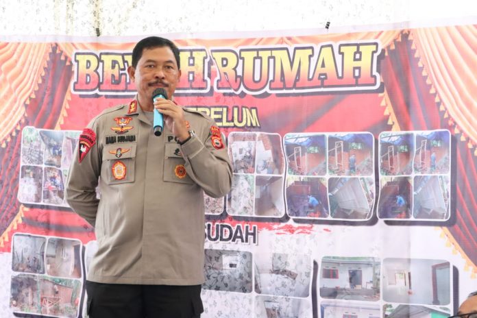 FOTO: Kapolda Sulawesi Selatan Irjen Pol. Drs Nana Sudjana melaunching bedah rumah di Dusun Mannyoi Desa Tamanyeleng Kecamatan Barombong Kabupaten Gowa, Senin (30/1/2023).