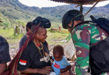 Peduli Antar Sesama, Satgas Yonif Raider 321/GT Bagikan Pakaian Distrik Yigi Papua Pegunungan FOTO: Satgas Yonif Raider 321/GT/13/1 Kostrad Pos Yigi membagikan baju layak pakai kepada anak-anak di Distrik Yigi, Kabupaten Nduga, Papua.