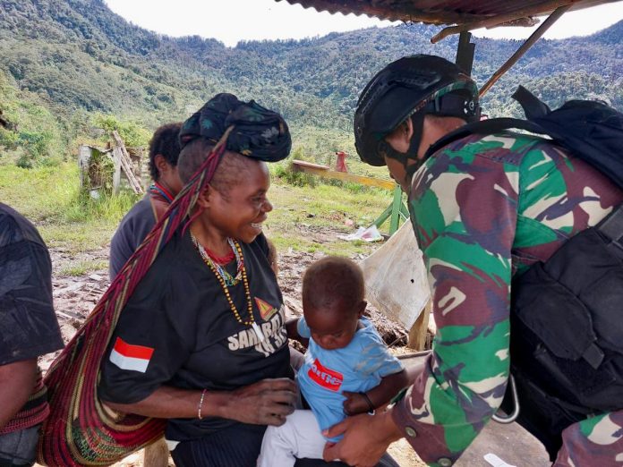 FOTO: Satgas Yonif Raider 321/GT/13/1 Kostrad Pos Yigi membagikan baju layak pakai kepada anak-anak di Distrik Yigi, Kabupaten Nduga, Papua.