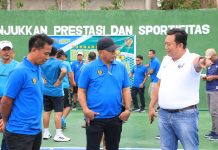 Turnamen Tenis Meriahkan Hari Jadi ke-63 Kabupaten Bulukumba FOTO: Kiri Ketua Pelti Muhammad Ali, Bupati Andi Mucthar Ali Yusuf dan Andi Makkasau, Ketua KONI Bulukumba.