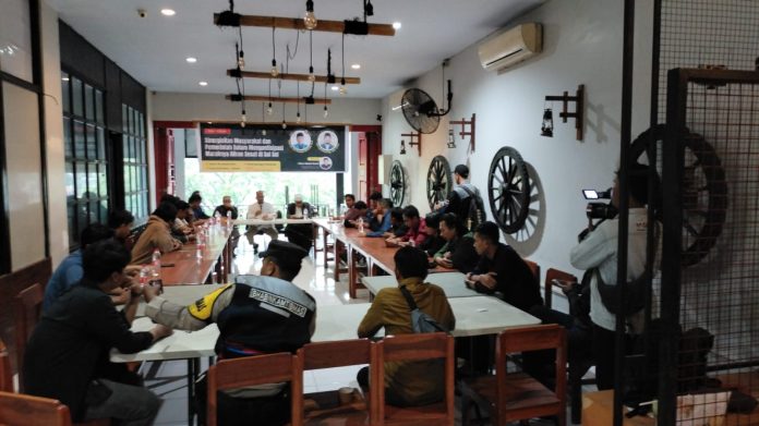 FOTO: Diskusi Islam bertema “Sinergitas Pemerintah dan Masyarakat dalam Mengantisipasi Maraknya Aliran Sesat di Sulsel”, yang diadakan di Kafe Ardan Masogi, Jalan Perintis Kemerdekaan, Kota Makassar, Senin (30/1/2023).