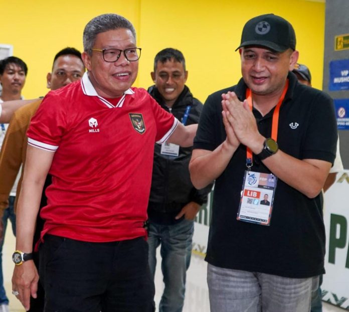 FOTO: Ketua DPD I Partai Golkar, HM Taufan Pawe dan Ketua DPD II Golkar Makassar Munafri Arifuddin usai digelar liga satu PSM Versus Rans Nusantara FC dengan skor akhir 3 - 1.