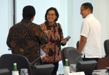 Pascapencabutan PPKM, Menparekraf: Aktivitas Pariwisata dan Ekonomi Kreatif Meningkat Signifikan FOTO: Menparekraf Sandiaga Uno, Menkeu Sri Mulyani, dan Menteri BUMN Erick Thohir berbincang sebelum Ratas mengenai Peningkatan Aktivitas Perekonomian dan Pariwisata Pasca Pencabutan PPKM, Senin (30/01/2023), di Kantor Presiden, Jakarta. (Foto: Humas Setkab/Agung)