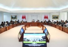 Pimpin Ratas, Presiden Minta Jajaran Waspadai Inflasi dan Kenaikan Harga FOTO: Presiden Jokowi memimpin Ratas mengenai Peningkatan Aktivitas Perekonomian dan Pariwisata Pascapencabutan PPKM, Senin (30/01/2023), di Kantor Presiden, Jakarta. (Foto: Humas Setkab/Agung)