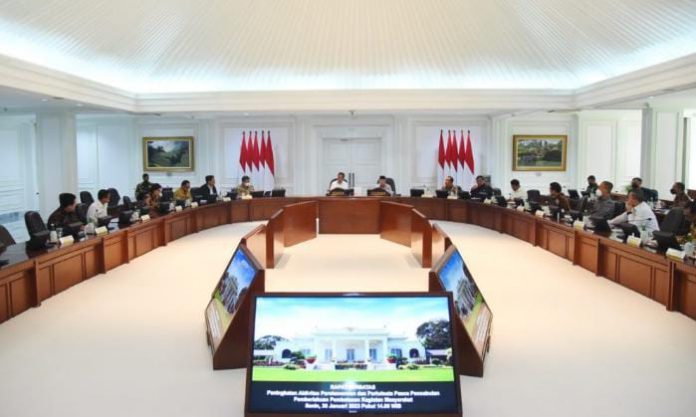 FOTO: Presiden Jokowi memimpin Ratas mengenai Peningkatan Aktivitas Perekonomian dan Pariwisata Pascapencabutan PPKM, Senin (30/01/2023), di Kantor Presiden, Jakarta. (Foto: Humas Setkab/Agung)