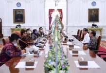Presiden Jokowi Apresiasi Rampungnya Peta Jalan Hilirisasi FOTO: Presiden Jokowi bertemu dengan Menteri Investasi/Kepala Badan Koordinasi Penanaman Modal Bahlil Lahadalia beserta jajarannya, di Istana Merdeka, Jakarta, pada Senin (30/01/2023). (Foto: BPMI Setpres/Lukas)