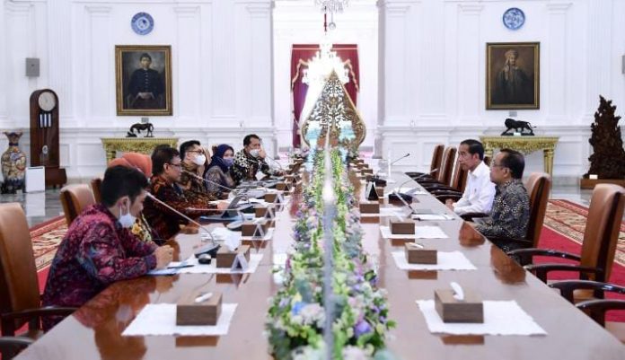 FOTO: Presiden Jokowi bertemu dengan Menteri Investasi/Kepala Badan Koordinasi Penanaman Modal Bahlil Lahadalia beserta jajarannya, di Istana Merdeka, Jakarta, pada Senin (30/01/2023). (Foto: BPMI Setpres/Lukas)