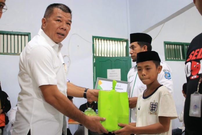 IMG-20230131-WA0539 FOTO: Bupati Andi Muchtar Ali Yusuf saat menghadiri khitanan massal di Kantor Baznas Bulukumba, Selasa, 31 Januari 2023.