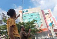 Namanya Dicatut, Masuk dalam Daftar BI Checking Minta di Putihkan, Nojeng: Saya Dijanjikan Setahun Lalu FOTO: Koalisi Pemuda Jeneponto mendatangi kantor BNI cabang Bolevard Makassar mereka menggelar aksi di depan bank plat merah itu Kamis (11/1/2023) petang.