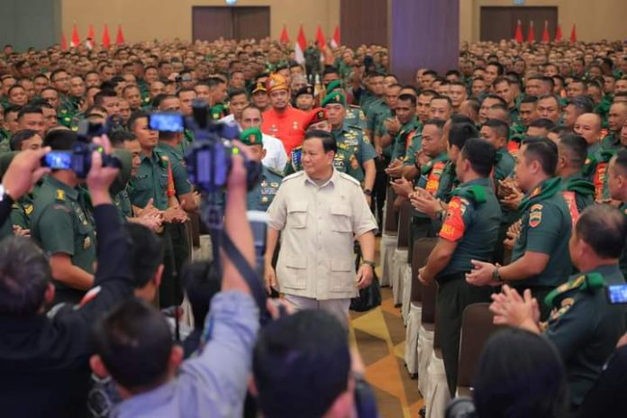 FOTO: Menteri Pertahanan Prabowo Subianto saat bertemu dengan 2.000 Bintara Pembina Desa (Babinsa) TNI AD di wilayah Kodam IV/Diponegoro, Semarang. Rabu (25/01) lalu.