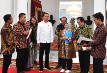 Pelaku Perhutanan Sosial: Program Perhutanan Sosial Tingkatkan Kesejahteraan Petani FOTO: Presiden Jokowi menerima sejumlah pelaku perhutanan sosial (PS) di Istana Merdeka, Jakarta, Selasa (31/01/2023). (Foto: BPMI Setpres/Rusman)