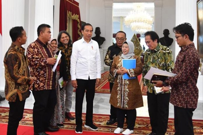 FOTO: Presiden Jokowi menerima sejumlah pelaku perhutanan sosial (PS) di Istana Merdeka, Jakarta, Selasa (31/01/2023). (Foto: BPMI Setpres/Rusman)