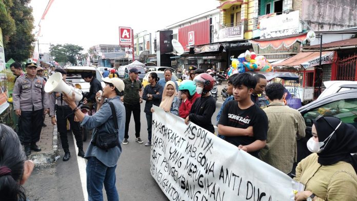 FOTO: Serikat perjuangan pemuda islam (SPPI) mendatangi kantor kementerian Agama (Kemenag) kabupaten Gowa.