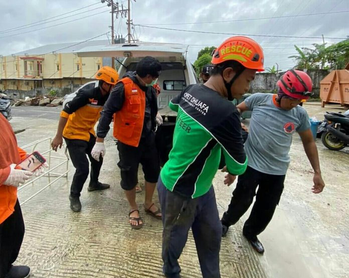 FOTO: Tim SAR Gabungan mengevakuasi dua orang korban banjir bandang yang terjadi di Kelurahan Lapadde, Kecamatan Ujung, Kota Parepare. Kamis (2/2/2023) (ist)