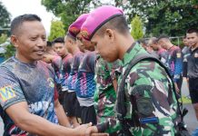 Apresiasi Tinggi Mengiringi Pelepasan Perwira Terbaik Sarang Petarung Yonmarhanlan VI Makassar FOTO: Prajurit Petarung Batalyon Marinir Pertahanan Pangkalan VI (Yonmarhanlan) VI Makassar melepas salah satu Perwira terbaiknya yang akan pindah tugas yaitu Kapten Marinir La Sifati bertempat di Lapangan Apel Yonmarhanlan VI Makassar. Kamis (02/02/2023).