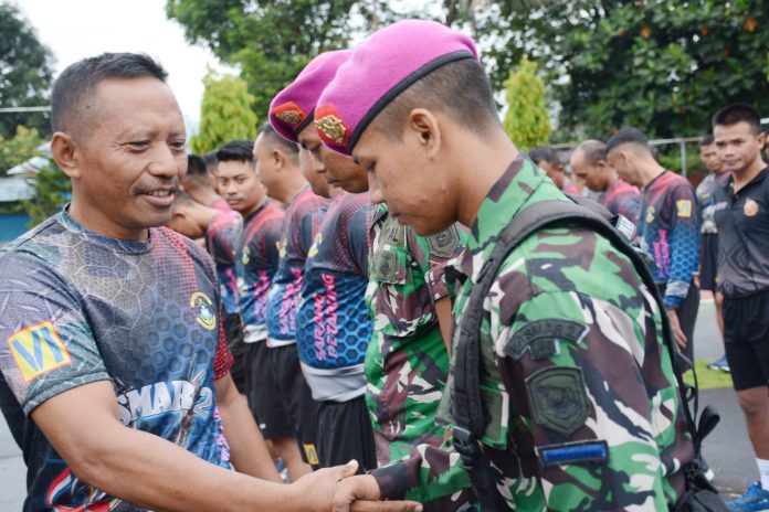 FOTO: Prajurit Petarung Batalyon Marinir Pertahanan Pangkalan VI (Yonmarhanlan) VI Makassar melepas salah satu Perwira terbaiknya yang akan pindah tugas yaitu Kapten Marinir La Sifati bertempat di Lapangan Apel Yonmarhanlan VI Makassar. Kamis (02/02/2023).