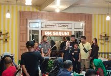 Di Momen Ultah, Pimcam Partai Golkar Ujung Pandang Nyatakan Maju di Pemilu Legislatif 2024 FOTO: Warni Saharuddin bersama Suami dan Tiga orang putra putri nya di moment ulang tahun ke 43. Kamis (2/2/2023) malam.