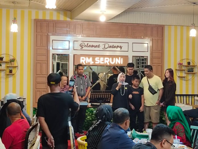 FOTO: Warni Saharuddin bersama Suami dan Tiga orang putra putri nya di moment ulang tahun ke 43. Kamis (2/2/2023) malam.