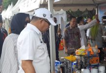 Pameran UMKM Meriahkan Hari Jadi Kabupaten Bulukumba FOTO: Bupati Andi Muchtar Ali Yusuf membuka secara resmi Pameran UMKM di Pantai Merpati Bulukumba, Kamis, 2 Februari 2023.
