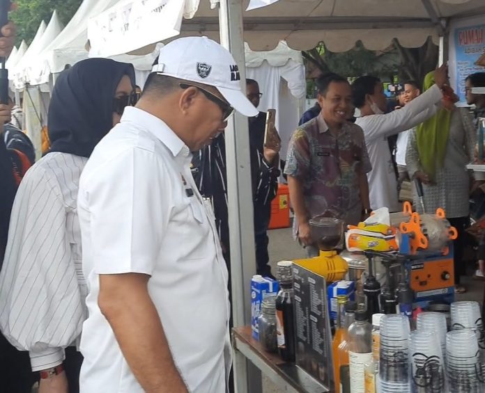 FOTO: Bupati Andi Muchtar Ali Yusuf membuka secara resmi Pameran UMKM di Pantai Merpati Bulukumba, Kamis, 2 Februari 2023.