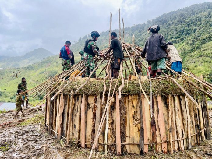 FOTO: Yonif Raider 321/GT/13/1 Kostrad turut serta dalam pembangunan Honai yang merupakan rumah adat asli Papua milik Bapak Tanius (49) bertempat di Distrik Mbua, Kabupaten Nduga, Papua.