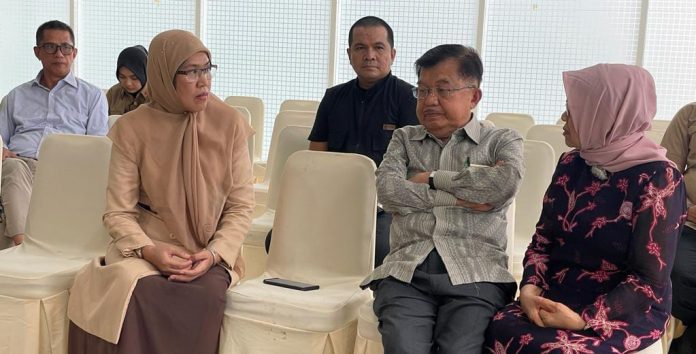 FOTO: Wakil Presiden Republik Indonesia ke-10 dan ke-12 HM Jusuf Kalla didampingi Hj Mufidah Yusuf Kalla, Ketua Yayasan Al Gazali Universitas Islam Makassar (UIM) Hj Fatimah Kalla kembali mengunjungi Kampus Universitas Islam Makassar di Tamalanrea, Kota Makassar, Selasa (31/1/2023).