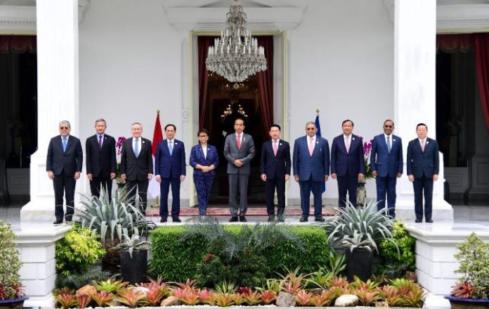 FOTO: Presiden menerima Menlu ASEAN dan Sekjen ASEAN Presiden RI Joko Widodo menerima kunjungan kehormatan bersama para Menteri Luar Negeri ASEAN dan Sekretaris Jenderal ASEAN, di Istana Merdeka, Jakarta, Jumat (03/02/2023) pagi. (Foto: BPMI Setpres)