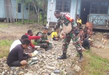 Upaya Pencarian Korban Hanyut di Sungai Digoel, Koramil Oksibil Temui Masyarakat FOTO: Danramil Kapten Cba Dwi Wawan, Babinsa Koramil 1715-01/Oksibil mengunjungi masyarakat di Kampung Dipol, Distrik Iwur, Kab. Pegunungan Bintang.