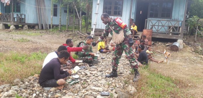 FOTO: Danramil Kapten Cba Dwi Wawan, Babinsa Koramil 1715-01/Oksibil mengunjungi masyarakat di Kampung Dipol, Distrik Iwur, Kab. Pegunungan Bintang.