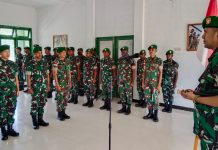 Dandim 1715/Yahukimo Pimpin Upacara Korps Raport Pindah Satuan FOTO: Dandim 1715/Yahukimo Letkol Inf Johanis V. Tethool memimpin acara korps raport pindah satuan personel Kodim 1715/Yahukimo yang digelar di Makodim, pada Jum’at (03/02/2023).