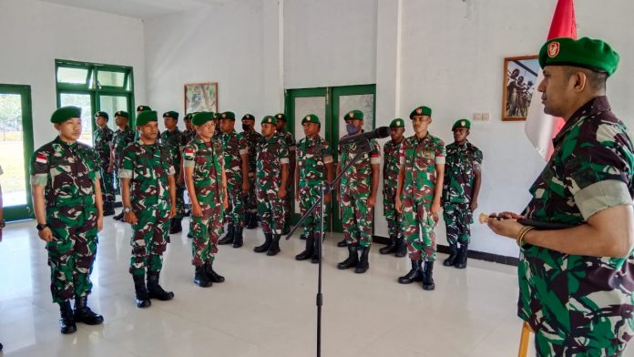 FOTO: Dandim 1715/Yahukimo Letkol Inf Johanis V. Tethool memimpin acara korps raport pindah satuan personel Kodim 1715/Yahukimo yang digelar di Makodim, pada Jum’at (03/02/2023).