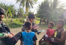 Semester Baru, Prajurit Satgas Pamtas Yonif 132/BS Membagikan Seragam Dan Peralatan Sekolah FOTO: Satgas Pamtas RI PNG Yonif 132/BS membagikan seragam sekolah dan alat tulis kepada anak-anak Kampung Kwimi, Distrik Arso, Kabupaten Keerom, Provinsi Papua. Sabtu (4/2/2023).