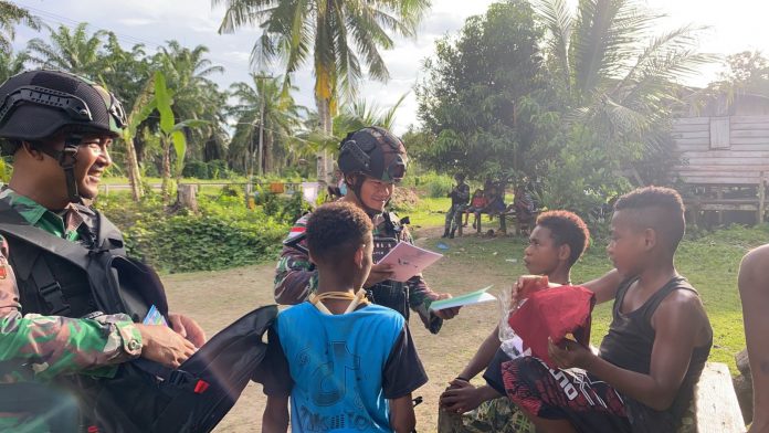 FOTO: Satgas Pamtas RI PNG Yonif 132/BS membagikan seragam sekolah dan alat tulis kepada anak-anak Kampung Kwimi, Distrik Arso, Kabupaten Keerom, Provinsi Papua. Sabtu (4/2/2023).