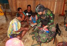 Jelang HUT ke 62 Kostrad, Satgas Yonif Raider 321/GT Berikan Pengobatan Gratis Distrik Mbua Papua FOTO: Satgas Yonif Raider 321/GT/13/1 Kostrad Pos Kotis Mbua melaksanakan pelayanan kesehatan secara gratis dalam rangka meningkatkan kualitas kesehatan masyarakat di Distrik Mbua, Kabupaten Nduga, Papua. Sabtu (04/02/23).