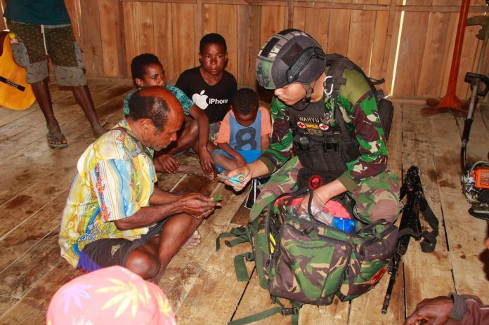 FOTO: Satgas Yonif Raider 321/GT/13/1 Kostrad Pos Kotis Mbua melaksanakan pelayanan kesehatan secara gratis dalam rangka meningkatkan kualitas kesehatan masyarakat di Distrik Mbua, Kabupaten Nduga, Papua. Sabtu (04/02/23).