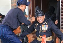 Hari Jadi Bulukumba: Gubernur Sulsel hingga Legislator DPR RI Disambut di Rujab Bupati FOTO: Bupati Bone, Andi Pashar Padjalangi mengenakan pakaian hitam-hitam lengkap dengan Passapu Kajang.