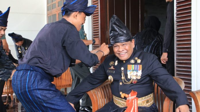 FOTO: Bupati Bone, Andi Pashar Padjalangi mengenakan pakaian hitam-hitam lengkap dengan Passapu Kajang.